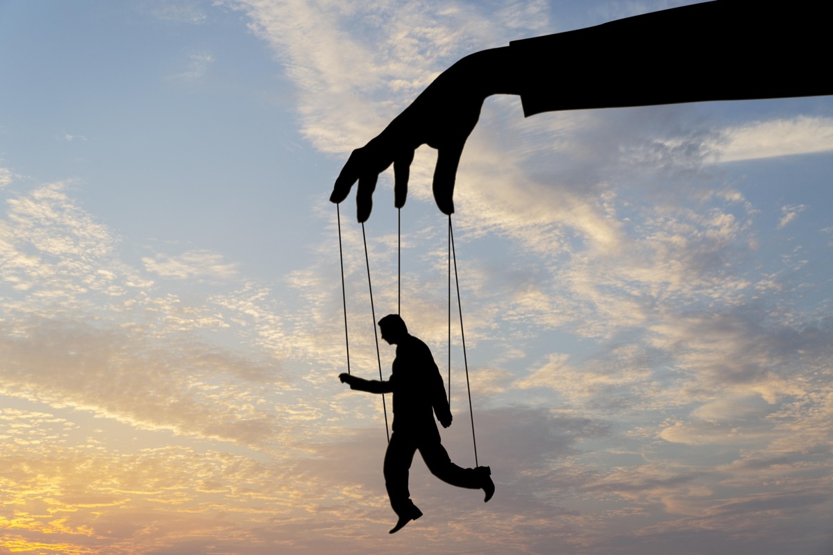 Jak zdemaskować manipulatora? Poznaj jego słabe punkty