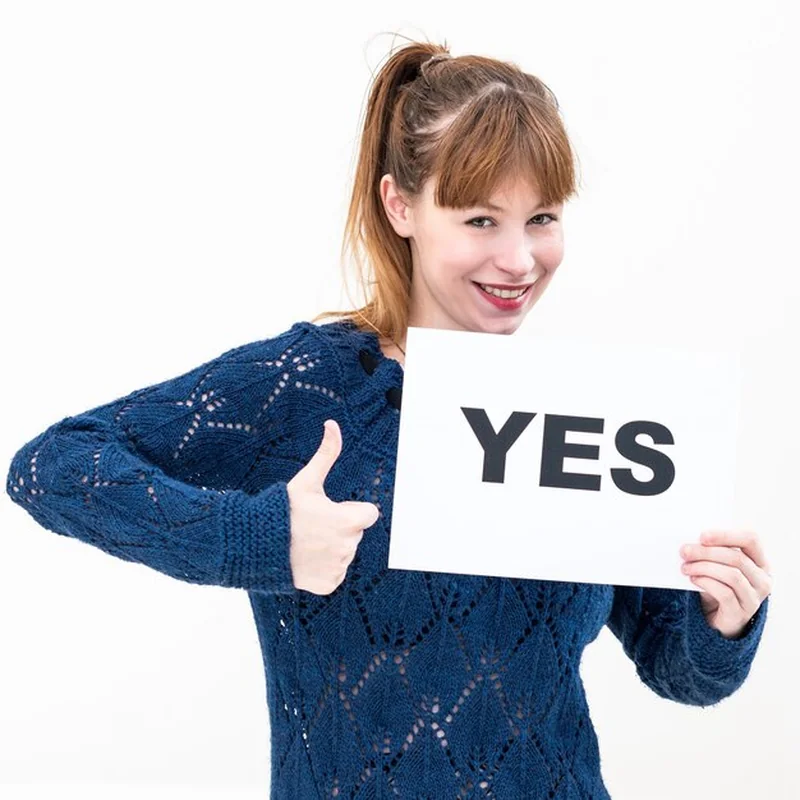 Szczęśliwa kobieta trzymająca karton z napisem 