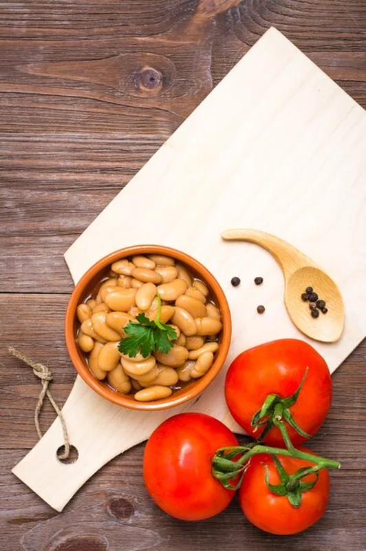 Gotowana fasola w sosie pomidorowym w misce