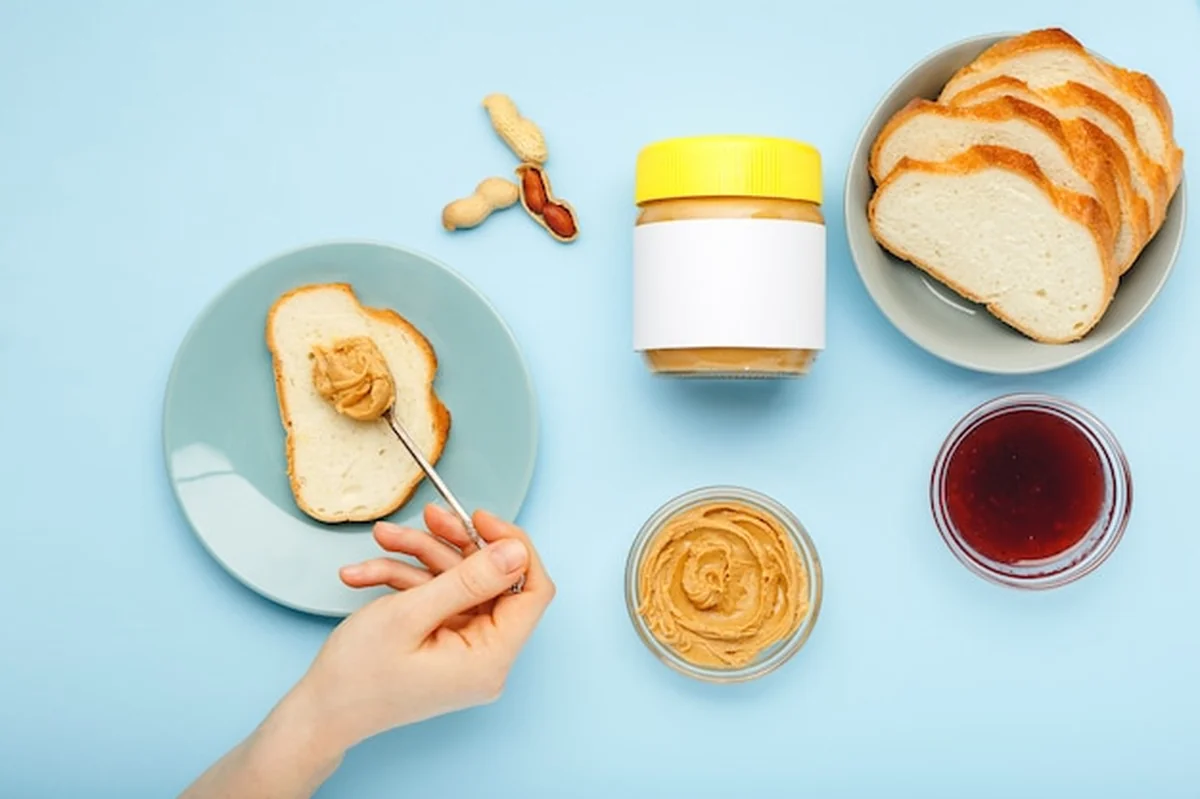 Makiety masła orzechowego i pasty orzechowej na chlebie