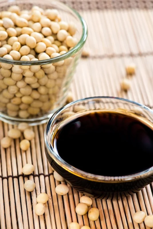 Porcja sosu sojowego na talerzu