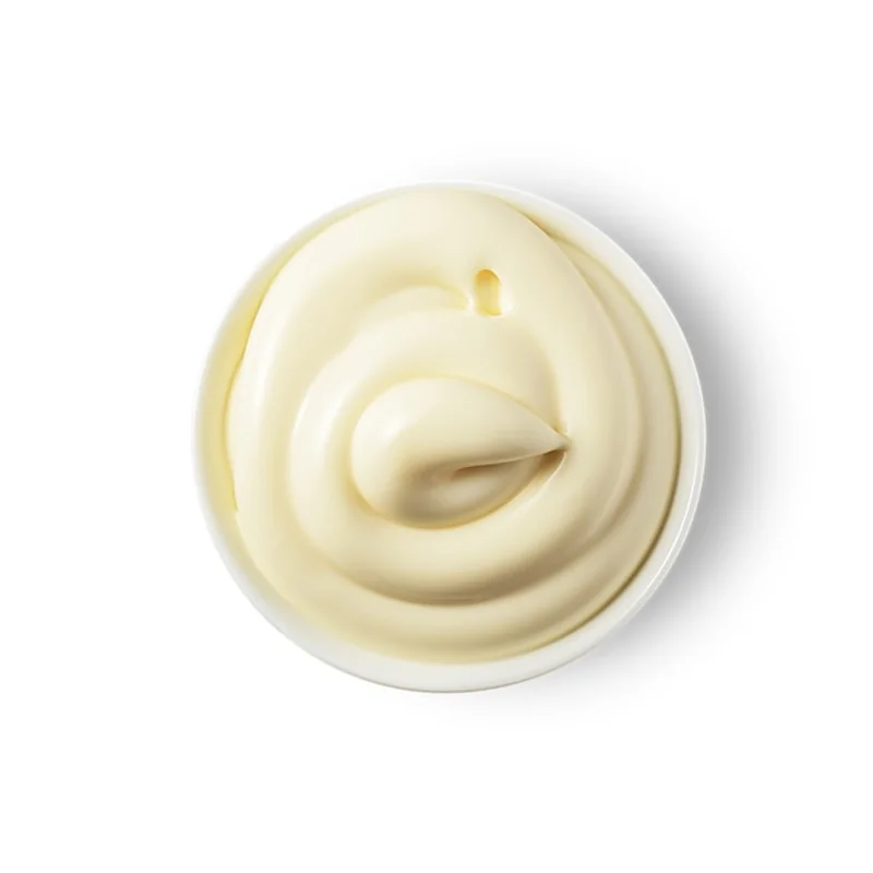 Świeży majonez w misce