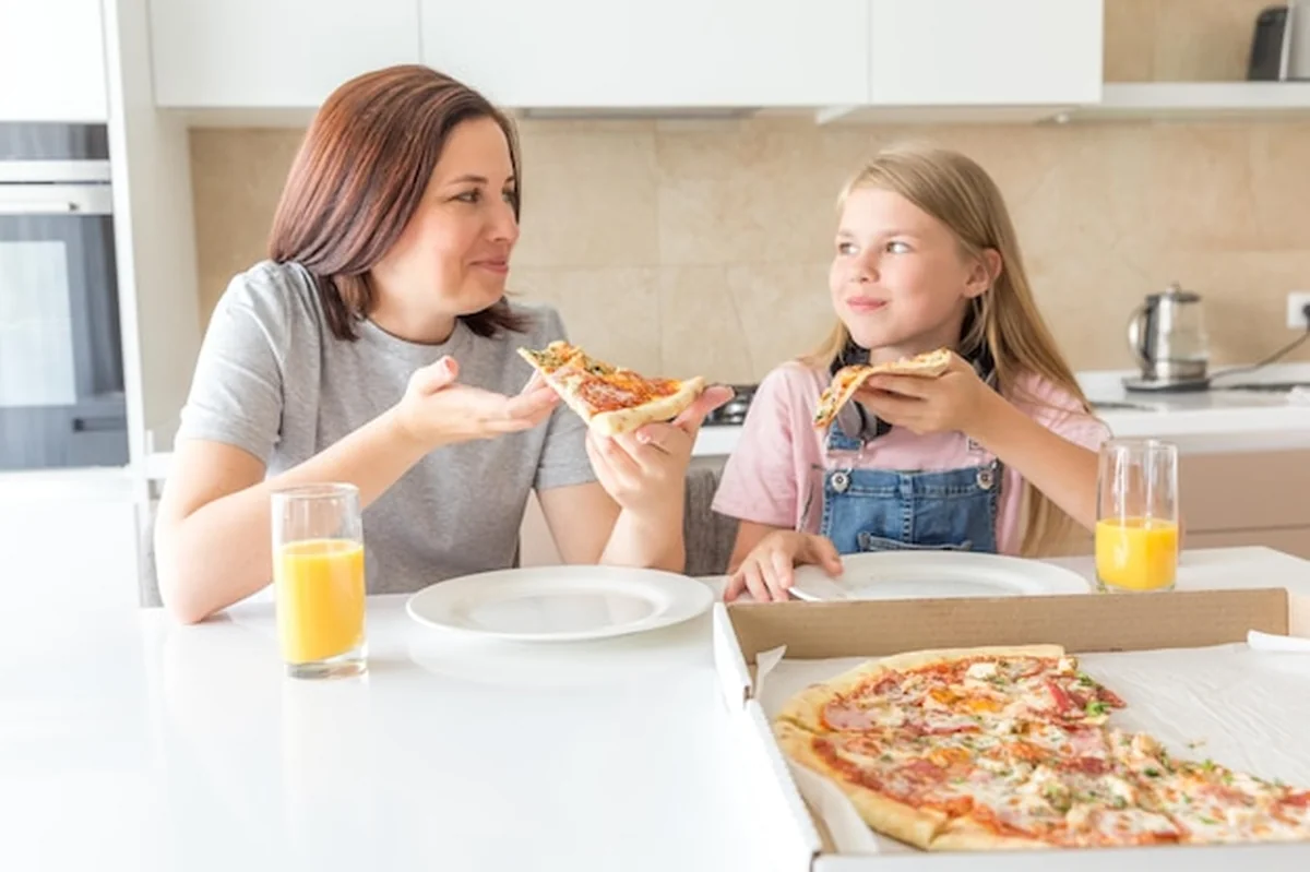 Matka i córka jedzą pizzę