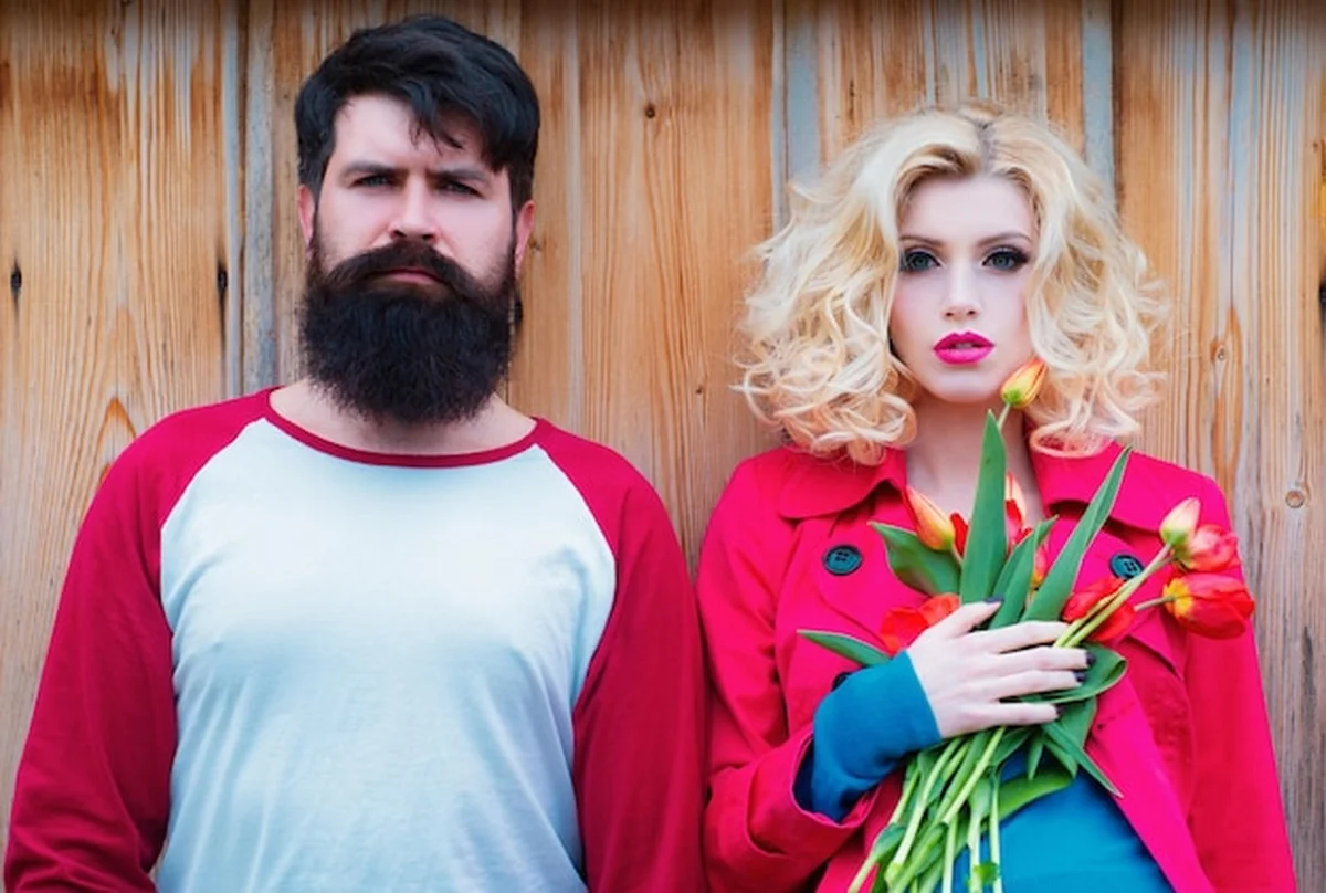 Romantyczna para na drewnianym tle