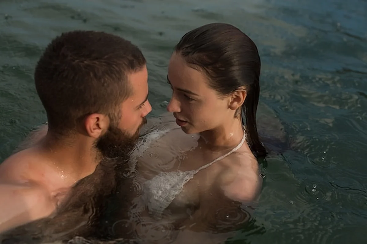 Para zakochanych całująca się na plaży nad morzem