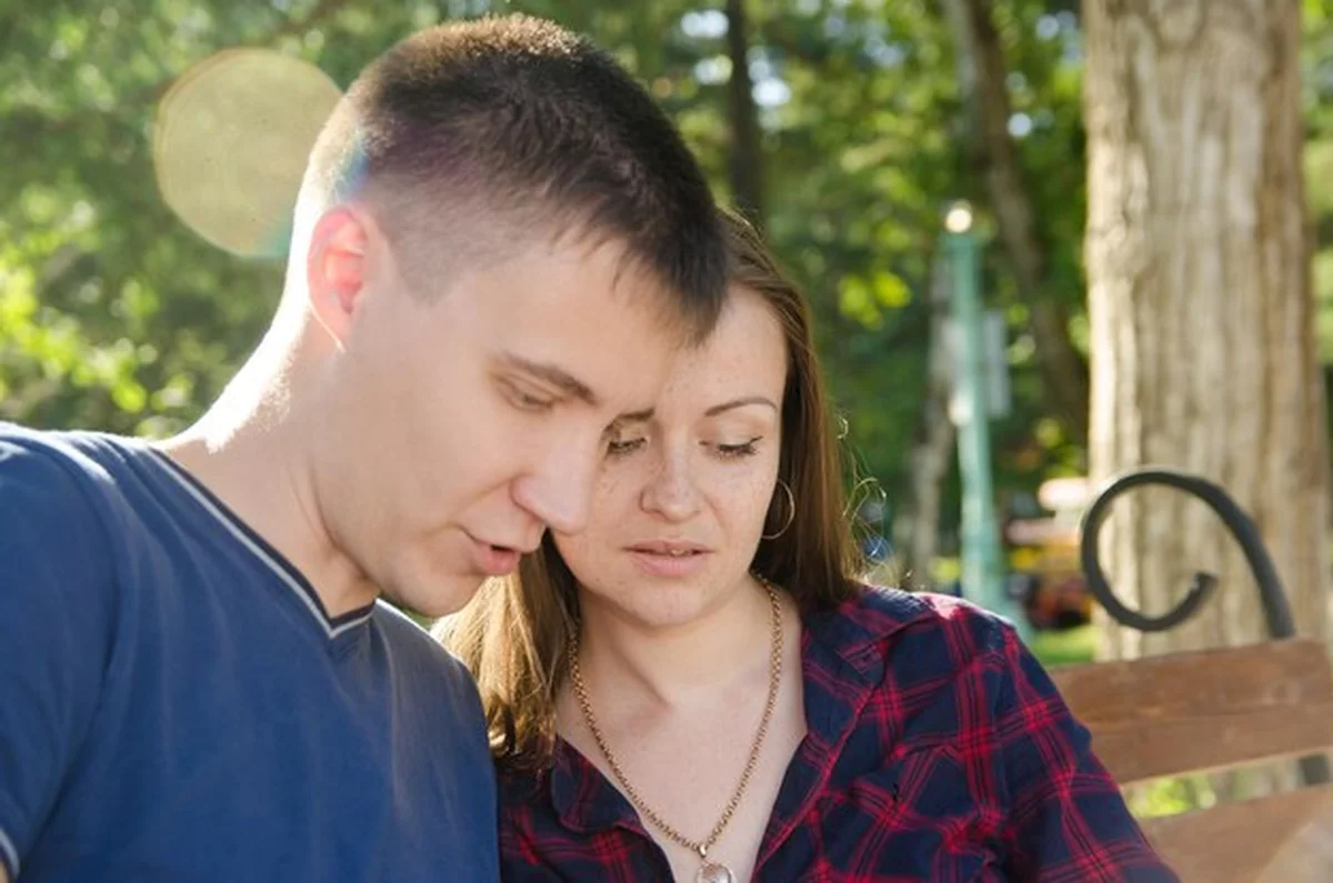 Zbliżenie pary siedzącej w parku