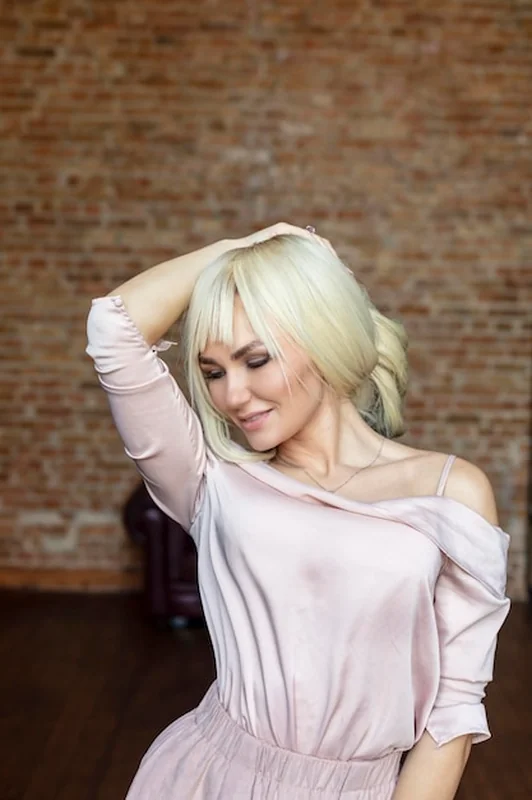 Młoda kobieta z blond kręconymi włosami