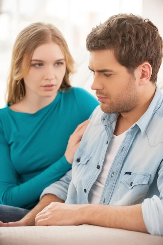 Młody mężczyzna i kobieta na kanapie