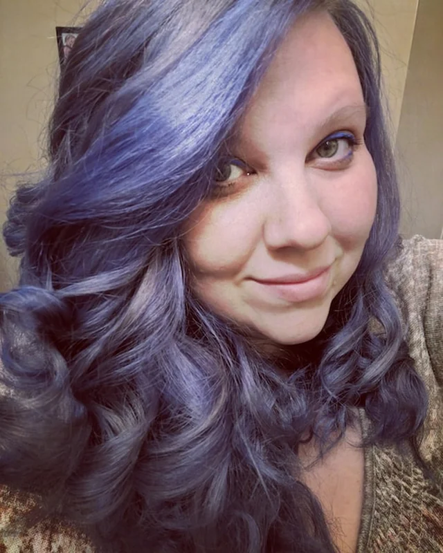 Kobieta z farbowanymi włosami