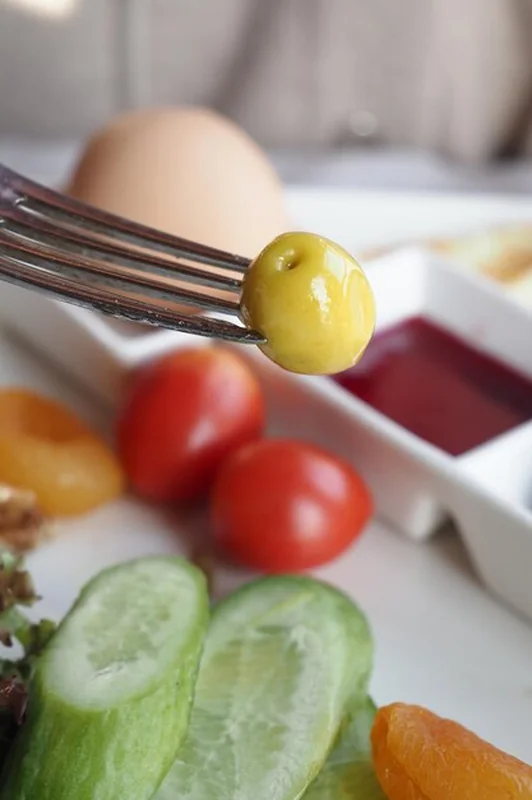 Świeże składniki na talerzu z widelcem