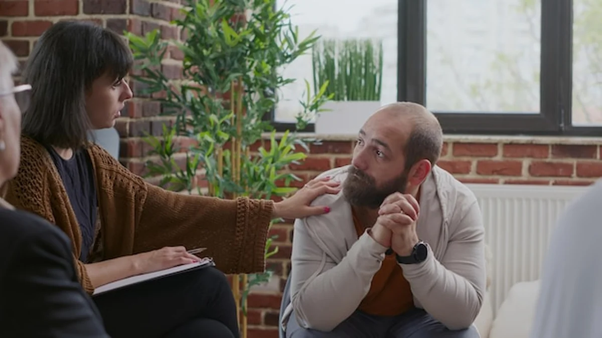 Człowiek drży i rozmawia podczas terapii grupowej