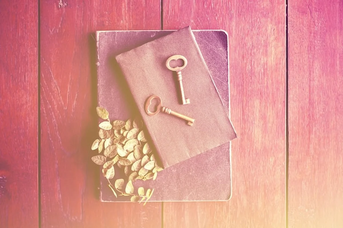 Stary pamiętnik i klucze na tle efektu kolorystycznego