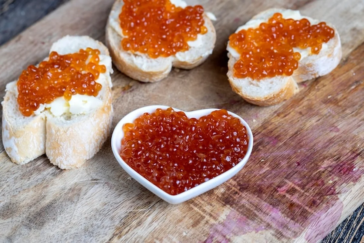 Naturalny kawior z czerwonego łososia z bagietką i masłem