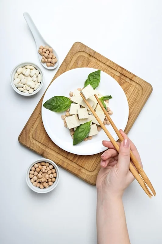 Tofu w misce z fasolą i soją na jasnym tle