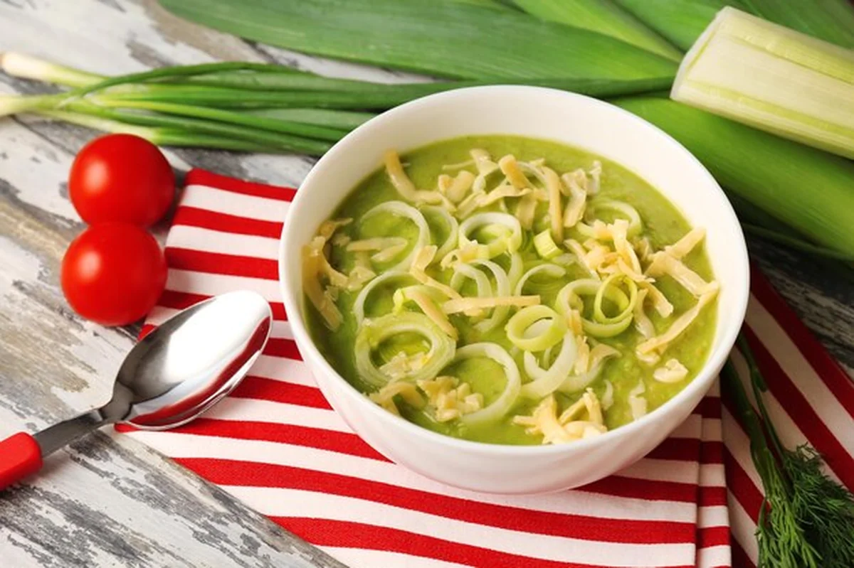 Zupa z porem na stole