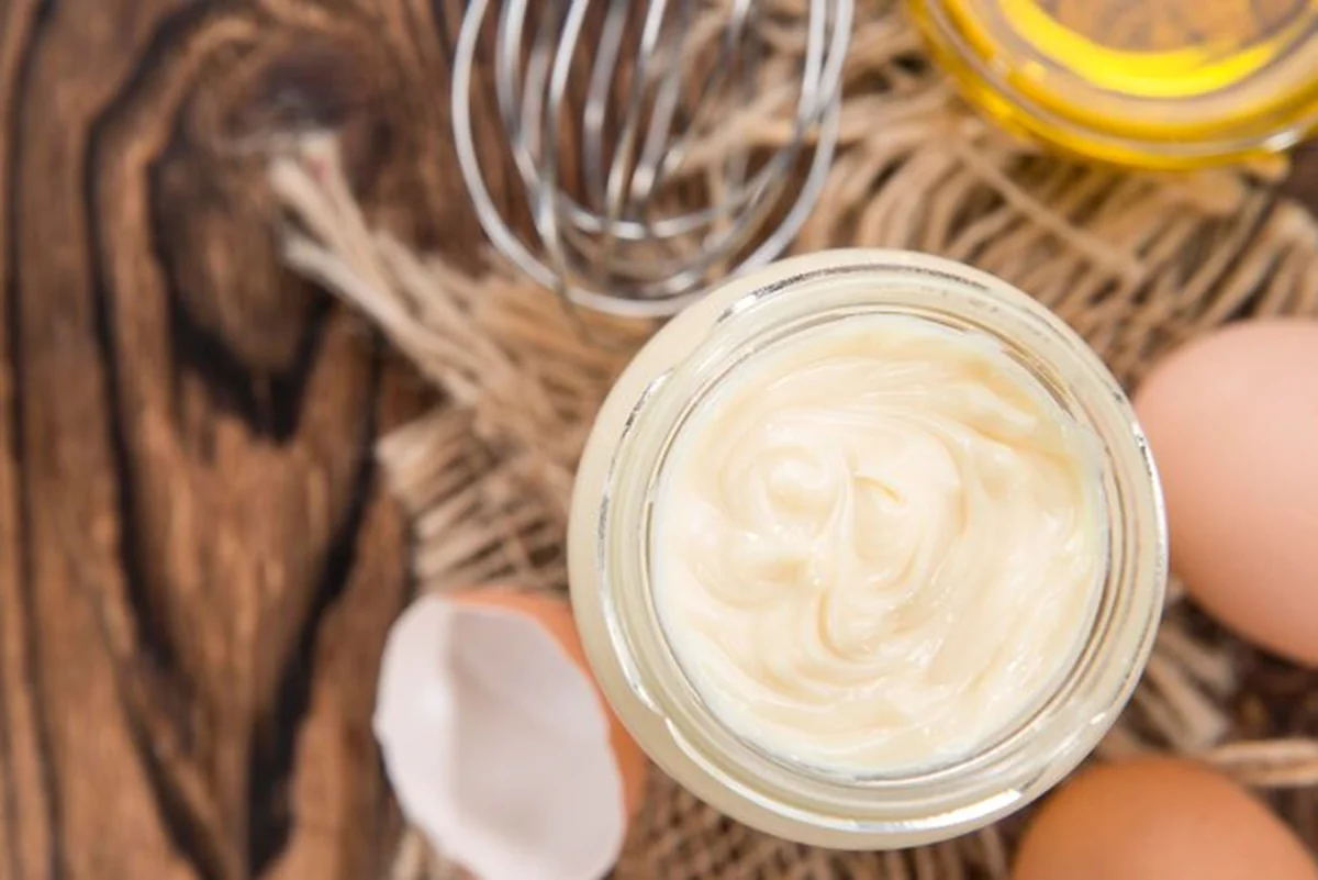 Słoik z domowym majonezem