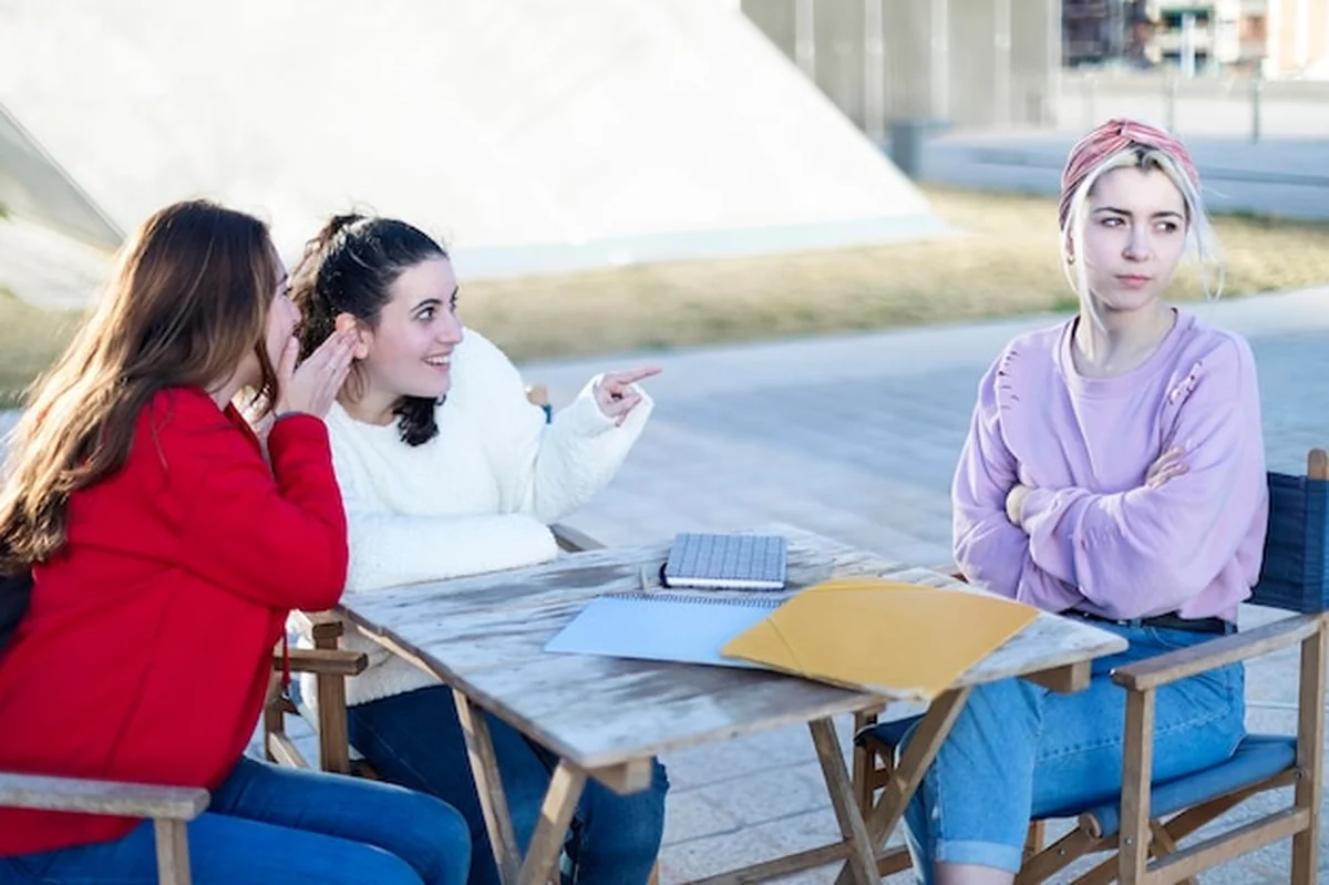 Młoda kobieta siedząca na stole w kawiarni