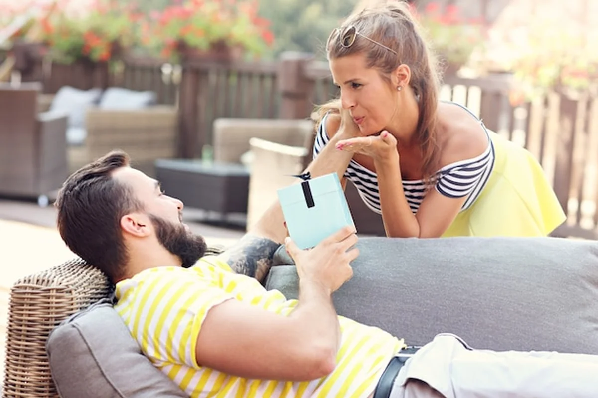 Szczęśliwa para na zewnątrz domu