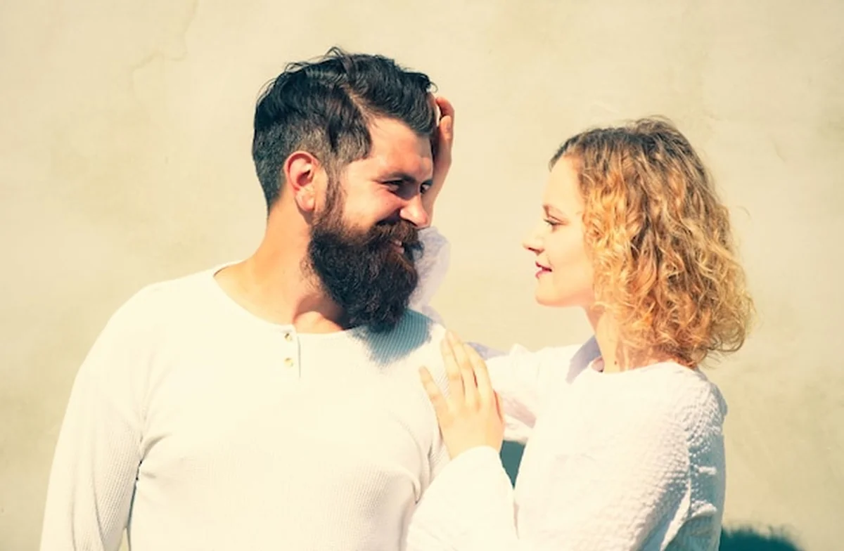 Młoda para zakochanych bawiąca się w intymność i czułość