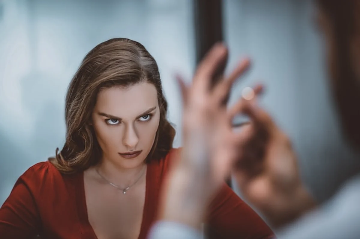 Mężczyzna trzyma obrączkę po rozwodzie