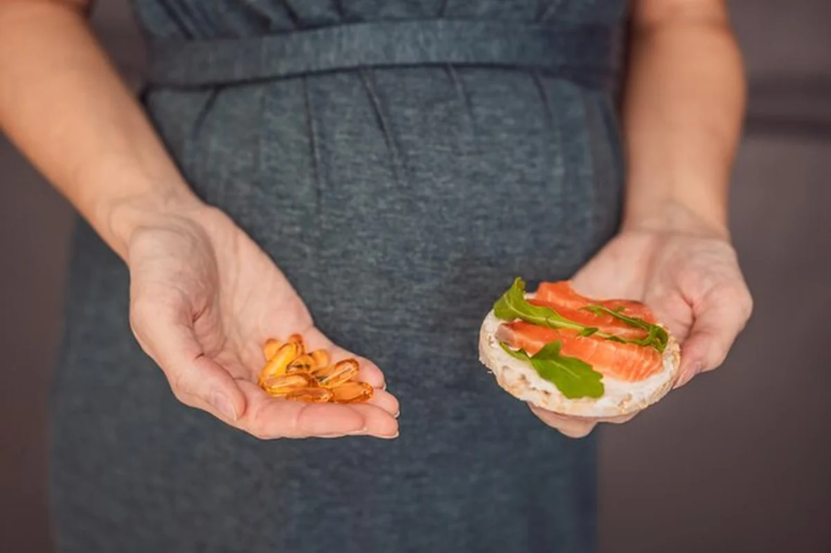 Kobieta w ciąży po czterdziestce zastanawia się nad rybami lub kapsułkami omega 3