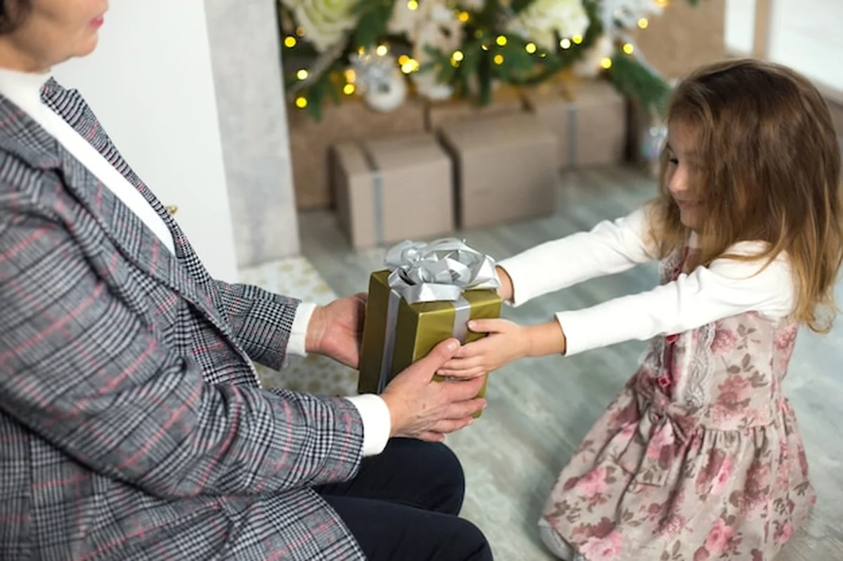 Babcia daje prezent wnuczce na Boże Narodzenie