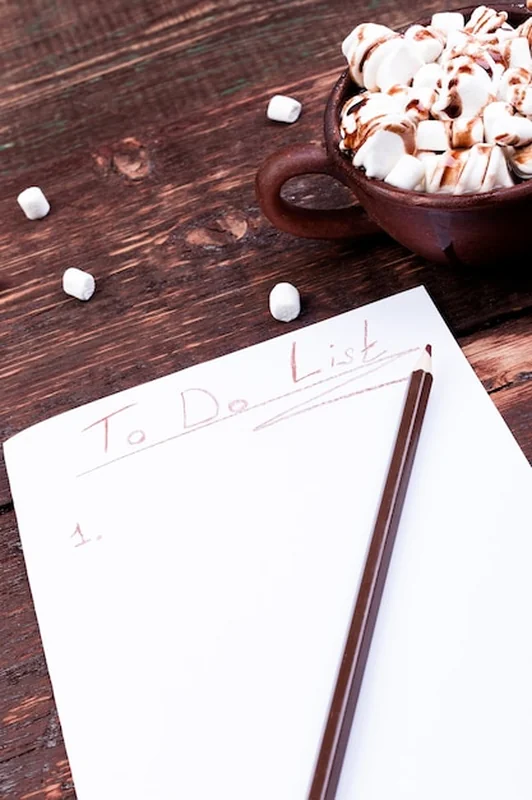 Kubek gorącego kakao i lista rzeczy do zrobienia