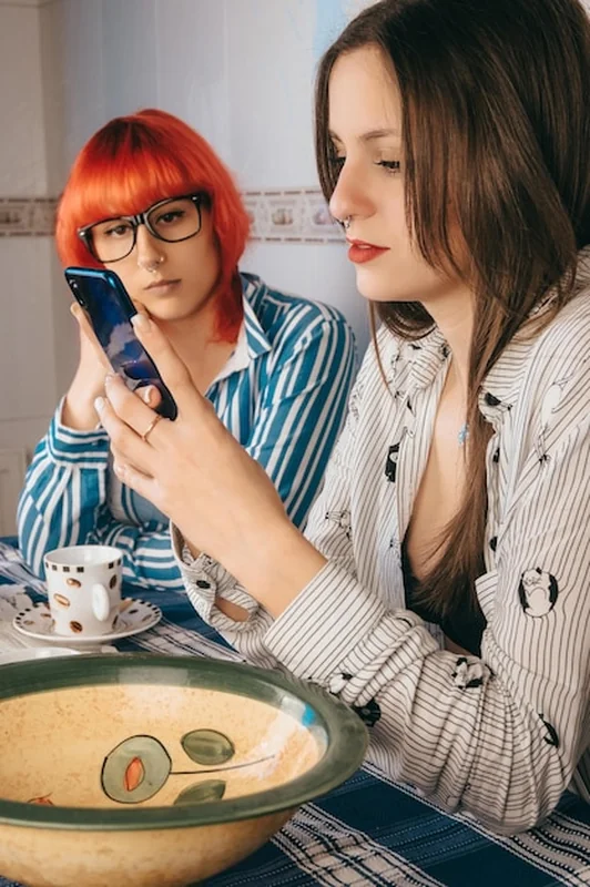 Dwie kobiety patrzące na smartfon