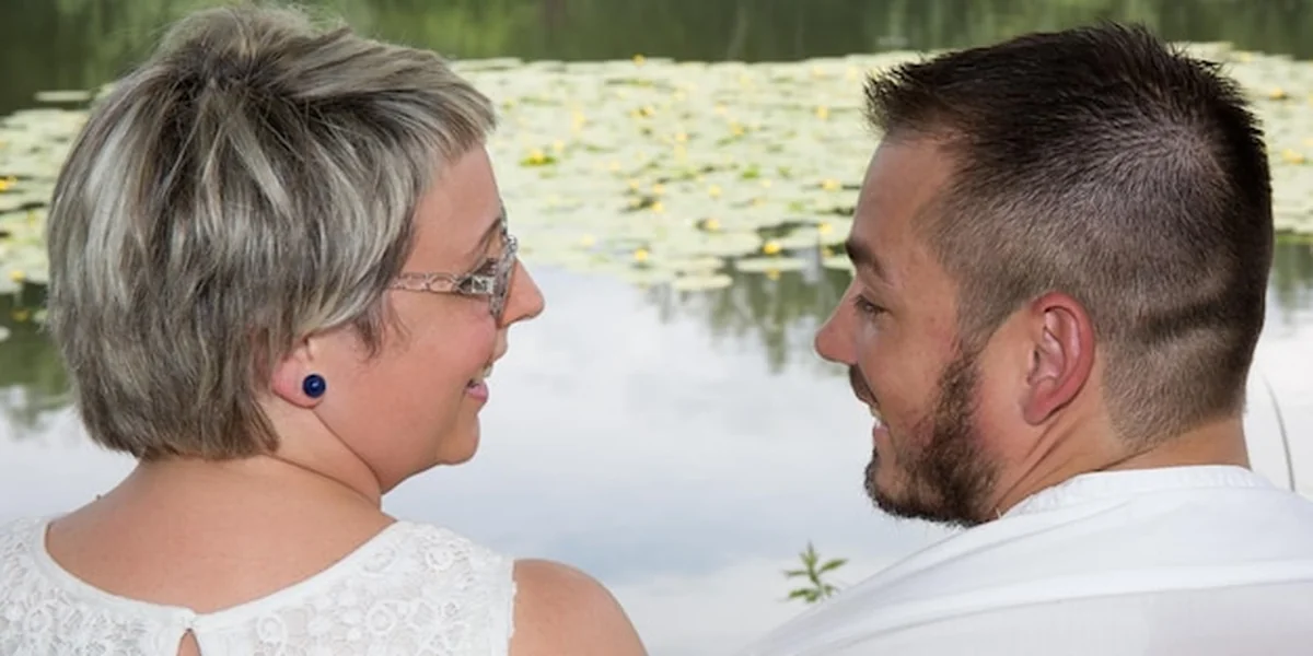 Zakochana para rozmawia w parku podczas pięknego dnia na łonie natury