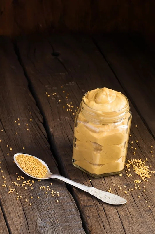 Świeży sos musztardowy w słoiku z nasionami gorczycy