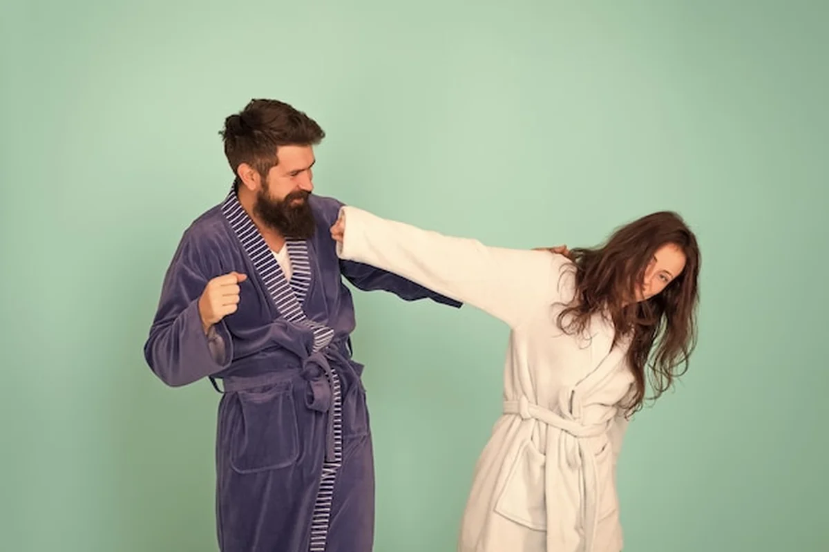 Para śpiąca w domowych ubraniach rano