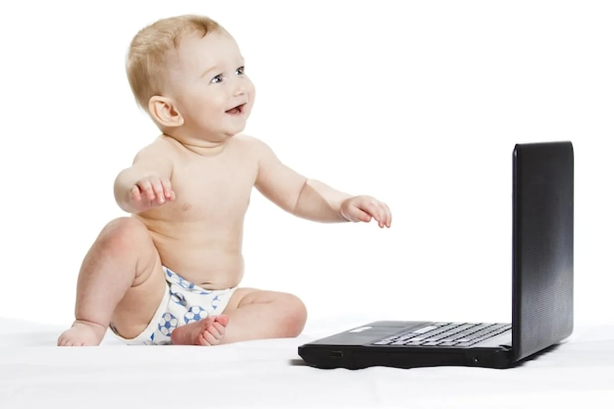 Dziecko pracuje na laptopie na białym tle