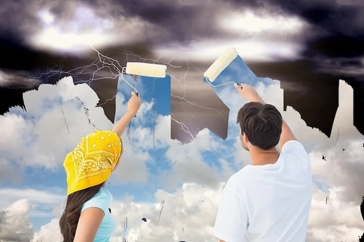 Młoda para maluje niebo od ciemności do światła