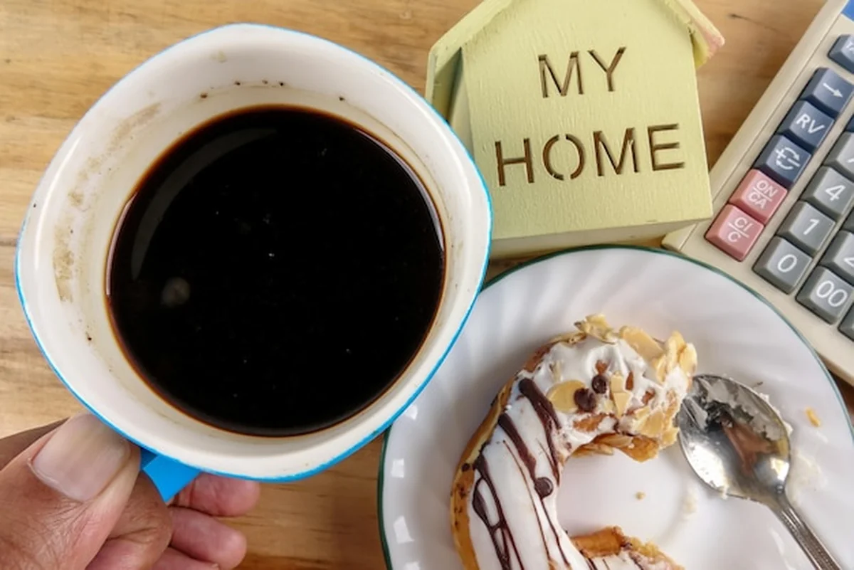 Filiżanka kawy na stole z wysokiego kąta widzenia