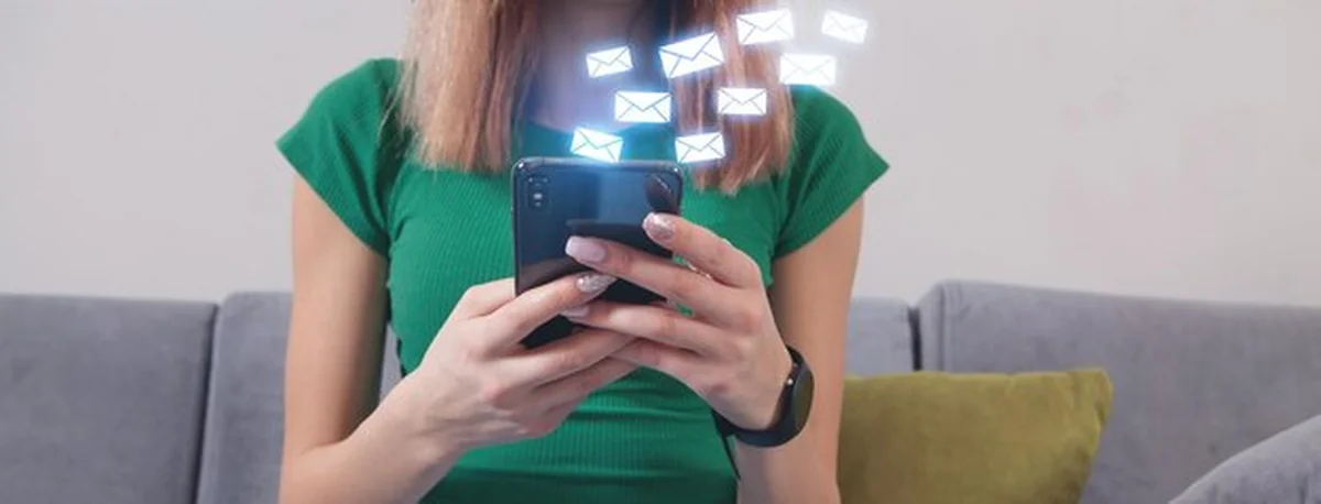 Kobieta wysyłająca e-mail przez smartfon