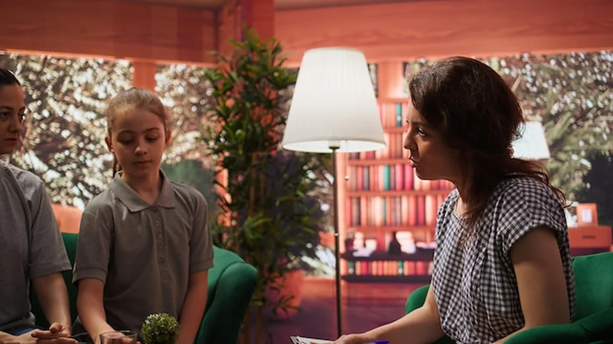 Profesjonalna psycholog rozmawia z pacjentami