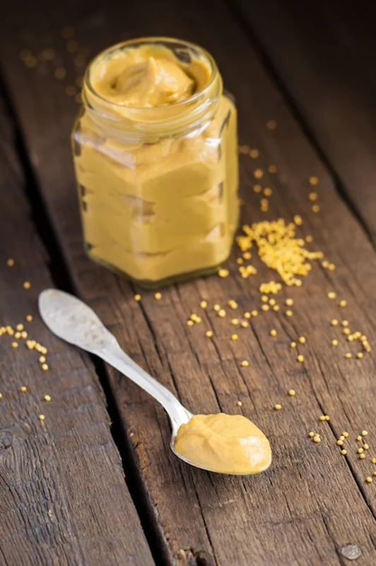 Domowy sos musztardowy na łyżce