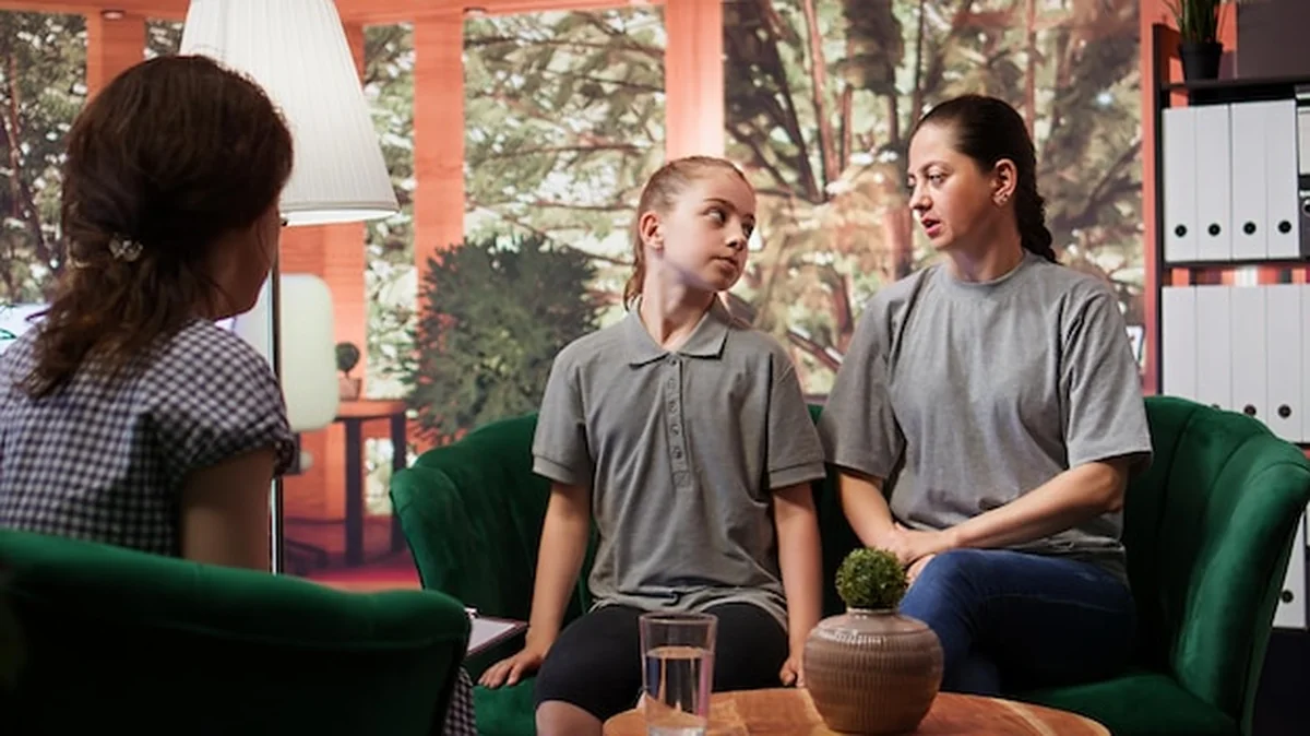 Psycholog prowadzi terapię rodzinna z emocjami