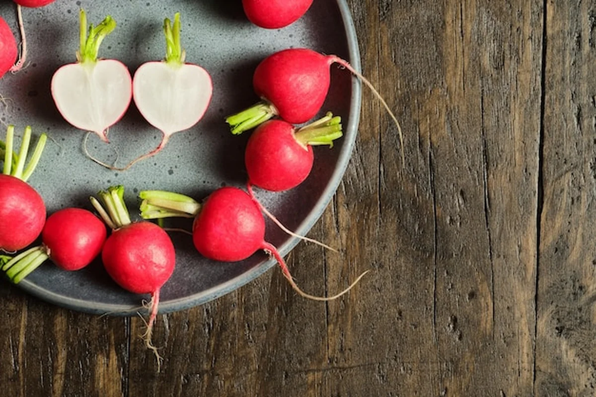 Talerz pełen czerwonych rzodkiewek