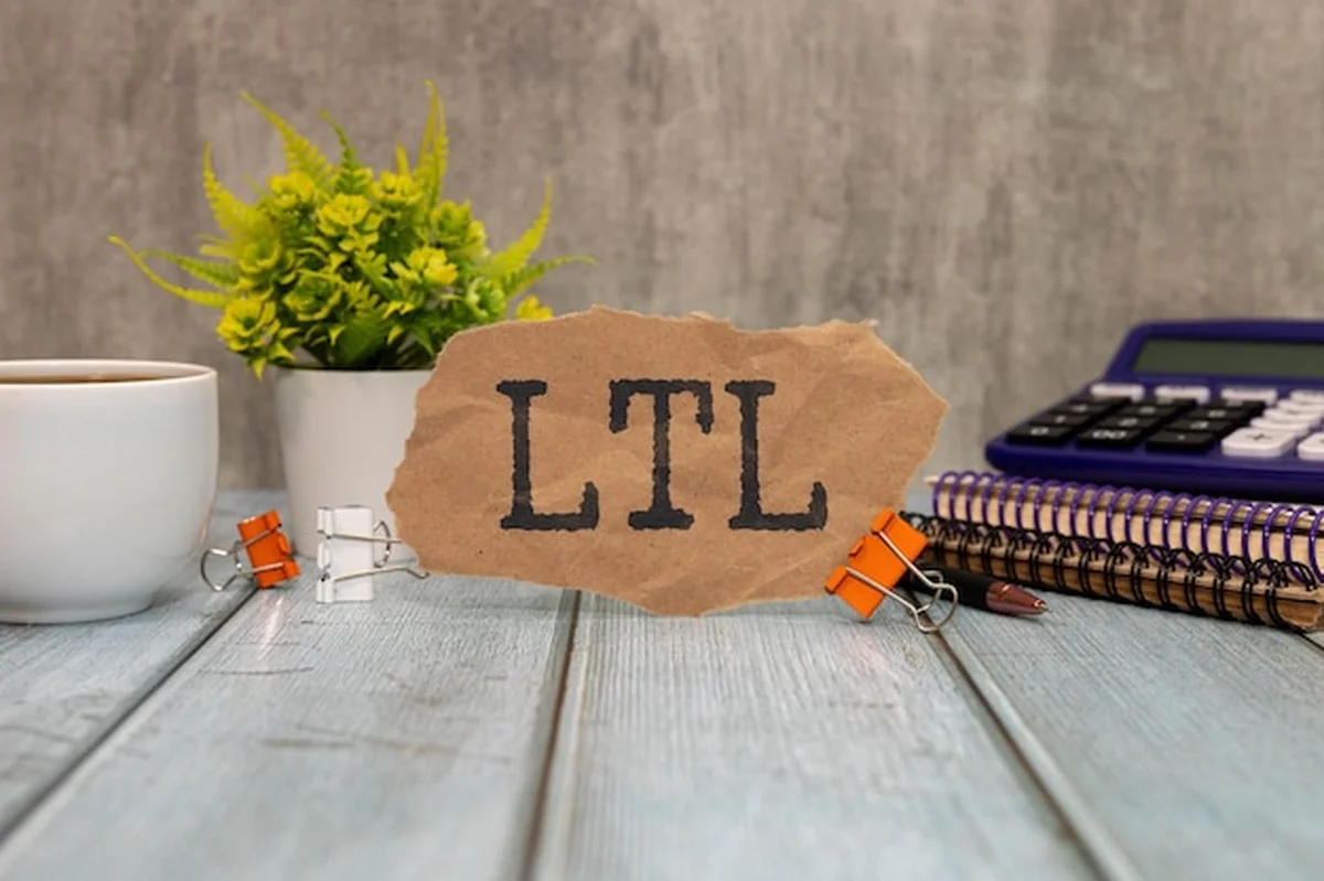 Litery LTL z notatnika i długopisu