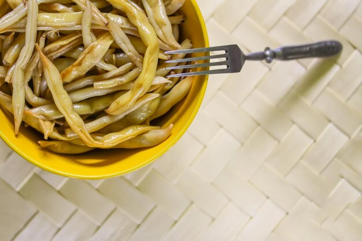 Smażona długa fasolka szparagowa w żółtej ceramicznej filiżance