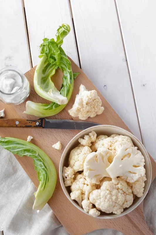 Kalafior na drewnianym tle