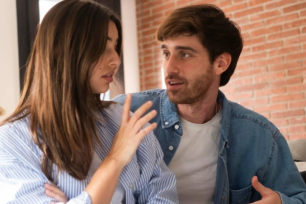 Młoda para dyskutująca o relacjach i zazdrości na kanapie