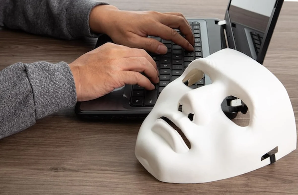 Złodziej w masce kradnie informacje z laptopa