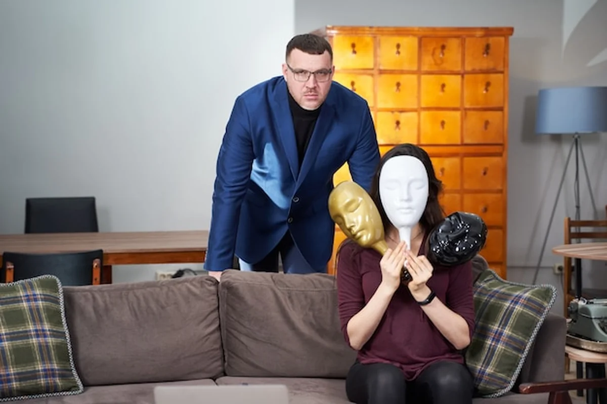 Terapeuta i pacjentka w maskach plastikowych podczas sesji terapeutycznej