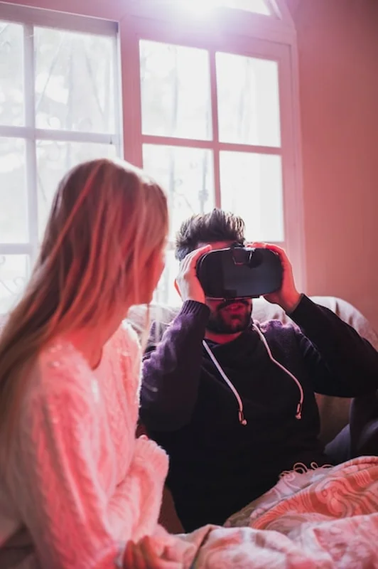 Mężczyzna w ubranych goglach VR obok kobiety