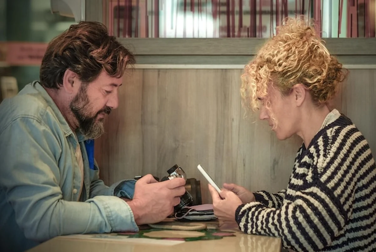 Para uzależniona od elektroniki w restauracji