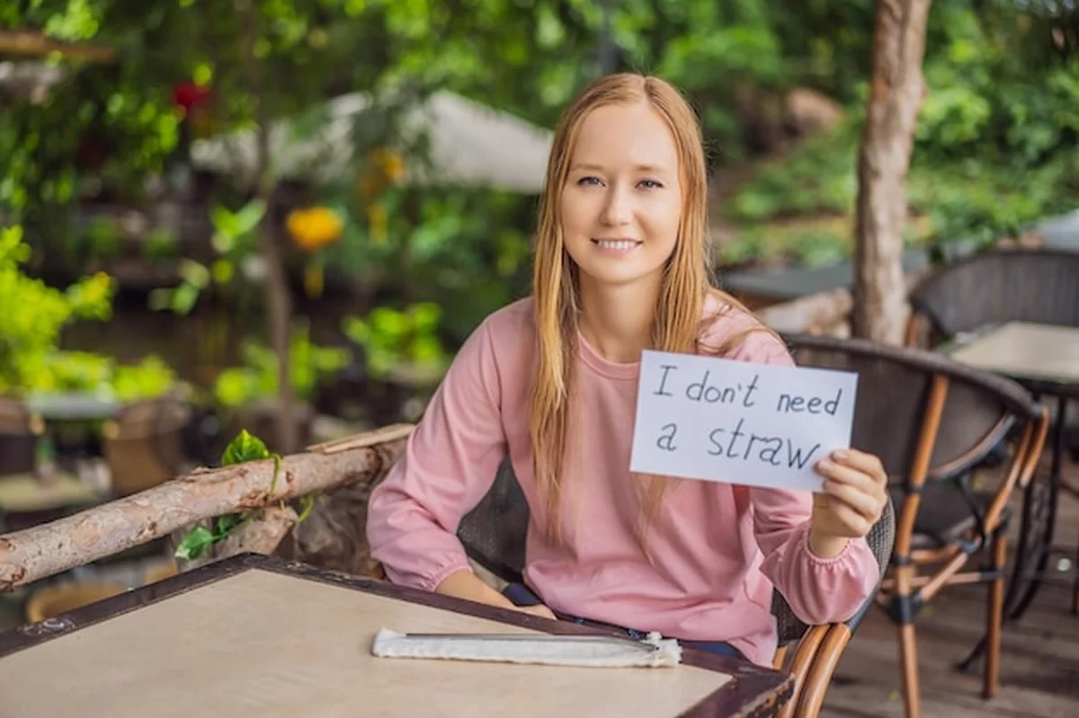 Młoda kobieta w kawiarni z napisem