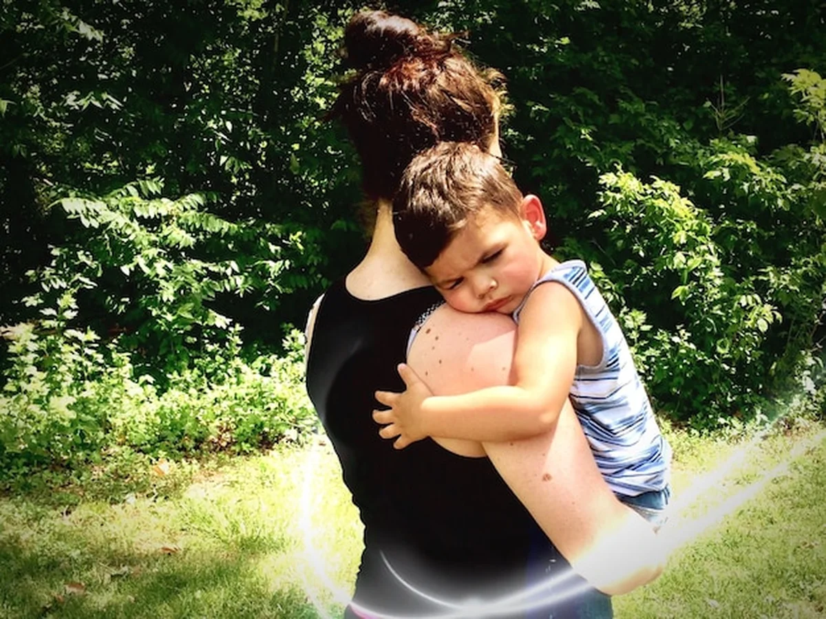 Matka niosąca syna w parku