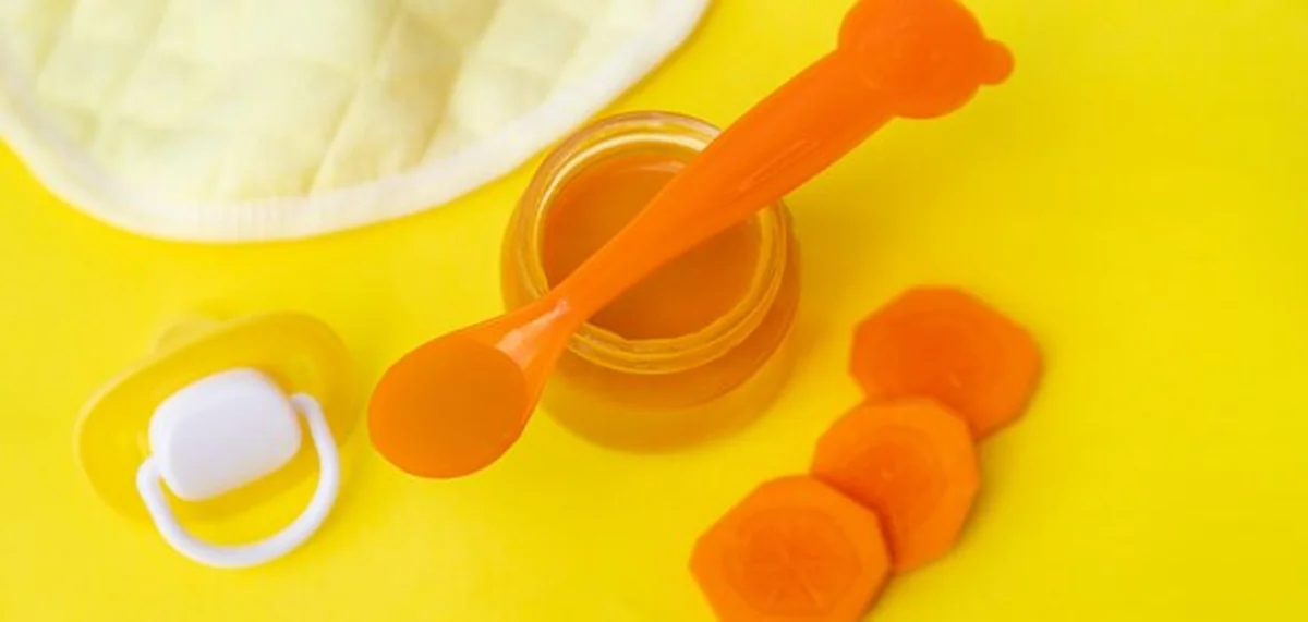 Żywność dla niemowląt w słoikach z serem. Ustawienie ostrości na selektywne